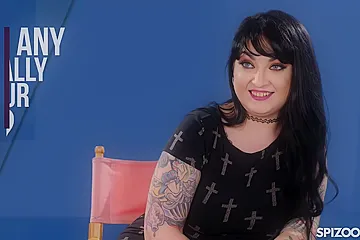 Up Close And Personal With Tattooed Babe Draven Star - porn video