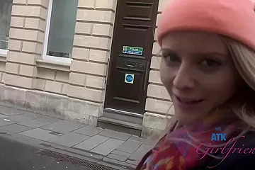 You Explore Two Baths With Paris. With Paris White - porn video