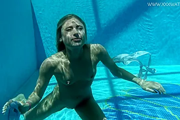 Hot Us Blondie Lindsay Cruz Swims Naked In The Pool - porn video