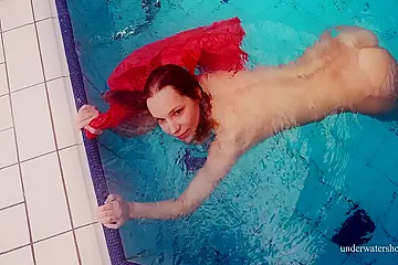 Sexy Naked Twat Avenna Swims Nude In The Pool - porn video