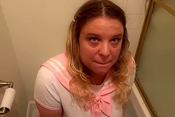 Chubby Amateur Babe Creampied In The Bathroom - porn video