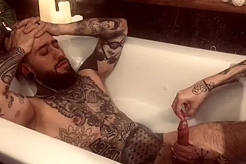 Mistress Handjob Dans La Baignoire - porn video