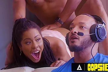 Ebony Babe Fucks Pizza Guy While Bf Is Gaming! - porn video