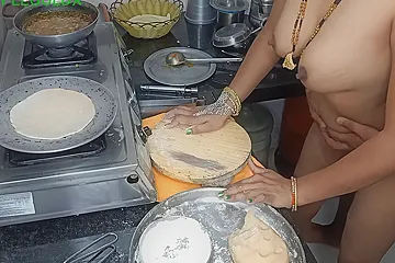Roti Banate Samay Jor Se Dhakka Lagaya Ek Sath Do Kam - porn video