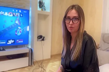 Tricky Stepson Fucks His Naive Stepmom While She Is In Virtual Reality - porn video