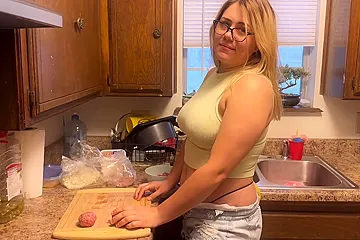 Follando En La Cocina Antes De Que Llegue Su Novio - porn video