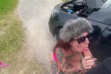 Sacanagem Em Local Publico - Dei A Buceta Pra Ele Me Ajudar Com O Carro - porn video