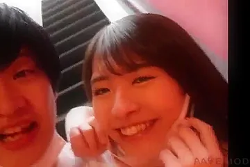 While paying attention to my surroundings in the car, I kiss her and give her a hand job to make him ejaculate. ​ - porn video