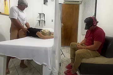 Marido Espera Al Lado Mientras A Su Hermosa Esposa Le Estan Haciendo Masajes Eroticos En Su Cuerpo Por Un Pervertido Que Se Hace Pasar Por Medico Fisioterapeutas 21 Min - porn video