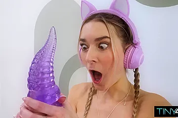 Gamer Slut Freaks Out Over Fat 10+ Inch Dong Stretching Her Pussy With Thea Summers - porn video