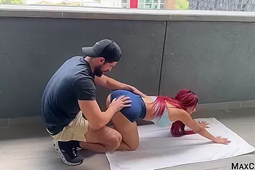 Pelirroja De Culo Gordo Consigue Un Nuevo Entrenador Personal - porn video